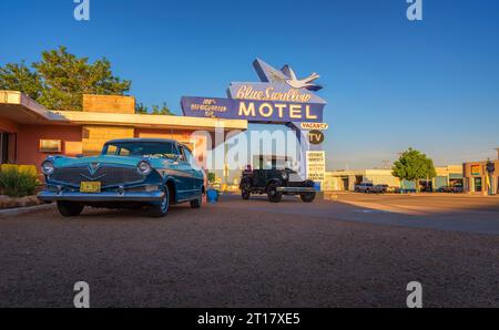 Historisches Blue Swallow Motel mit Oldtimern in Tucumcari, New Mexico Stockfoto