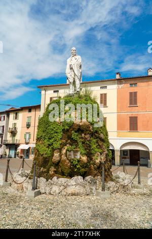 Statue von Giuseppe Garibaldi auf der Piazza, Iseo Lombardei Italien. September 2023 Stockfoto