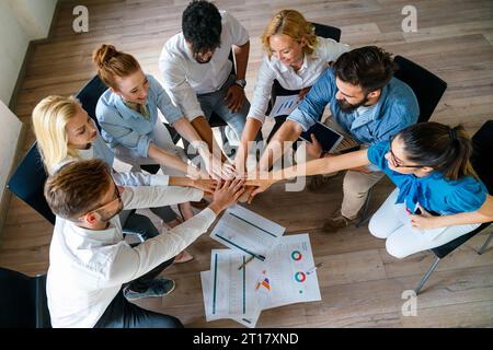 Eine Gruppe multinationaler Geschäftsleute entwickelt sich in Geschäftsschulungen, Treffen im Büro Stockfoto