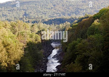 Die Quechee Gorge, Quechee State Park, von der U.S. Route 4 Bridge aus gesehen Stockfoto