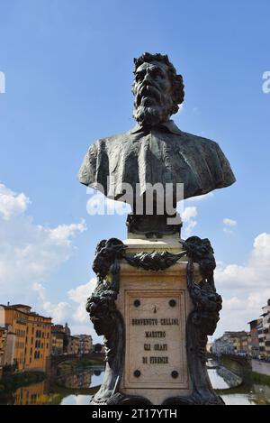 Florenz, Italien. 16. September 2023. Das Büstendenkmal für Benvenuto Cellini auf der Ponte Vecchio in Florenz. Hochwertige Fotos Stockfoto