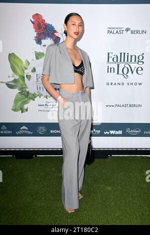 Anh Phoenix bei der Weltpremiere der Falling in Love Grand Show 2023 im Friedrichstadt-Palast. Berlin, 11.10.2023 *** Anh Phoenix bei der Uraufführung der Falling in Love Grand Show 2023 im Friedrichstadt Palast Berlin, 11 10 2023 Foto:XF.xKernx/xFuturexImagex Falling 3187 Credit: Imago/Alamy Live News Stockfoto