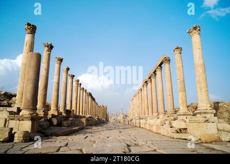 Ein Blick hinunter auf die Cardo Übersicht Stein geschnitzte Säulen und gepflasterte Strasse in der antiken Stadt Jarash oder Gerasa, Jerash in Jordanien. antike Römische s Stockfoto