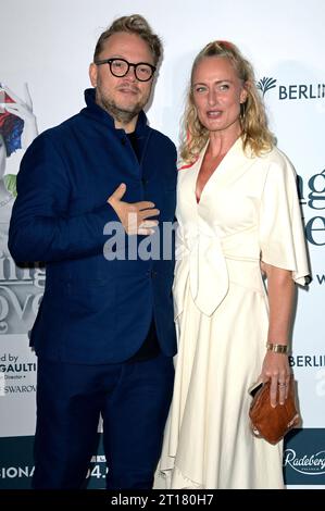 Marc Schubring und Eva Mona Rodekirchen bei der Weltpremiere der Falling in Love Grand Show 2023 im Friedrichstadt-Palast. Berlin, 11.10.2023 *** Marc Schubring und Eva Mona Rodekirchen bei der Uraufführung von Falling in Love Grand Show 2023 im Friedrichstadt Palast Berlin, 11 10 2023 Foto:XF.xKernx/xFuturexImagex Falling 3242 Credit: Imago/Alamy Live News Stockfoto