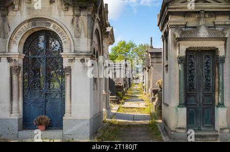 Reihen kunstvoller katholischer Familiengräber aus dem 19. Jahrhundert auf dem berühmten Friedhof Pere Lachaise in Paris, Frankreich. Stockfoto