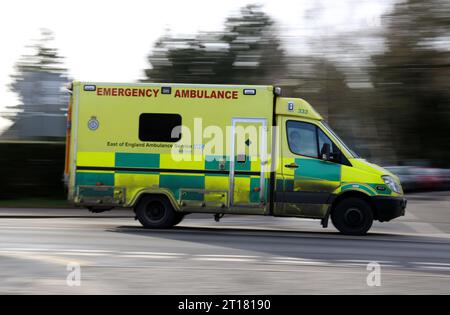 Aktenfoto vom 01/15 eines Krankenwagens in Cambridge. Die durchschnittliche Reaktionszeit im September für Krankenwagen in England, die mit den dringendsten Vorfällen umgehen, definiert als Anrufe von Menschen mit lebensbedrohlichen Krankheiten oder Verletzungen, betrug acht Minuten und 31 Sekunden, wie NHS-Zahlen zeigen. Dies ist von acht Minuten und 17 Sekunden im August gestiegen und liegt über der angestrebten Standardreaktionszeit von sieben Minuten. Ausgabedatum: Donnerstag, 12. Oktober 2023. Stockfoto