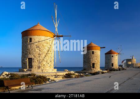 Blick auf die Windmühlen von Rhodos bei Sonnenuntergang, Alte Stadt Rhodos, Rhodos, Dodekanes, griechische Inseln, Griechenland Stockfoto