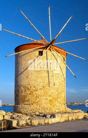 Blick auf die Windmühlen von Rhodos bei Sonnenuntergang, Alte Stadt Rhodos, Rhodos, Dodekanes, griechische Inseln, Griechenland Stockfoto