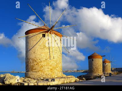 Blick auf die Windmühlen von Rhodos bei Sonnenuntergang, Alte Stadt Rhodos, Rhodos, Dodekanes, griechische Inseln, Griechenland Stockfoto