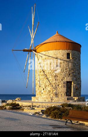 Blick auf die Windmühlen von Rhodos bei Sonnenuntergang, Alte Stadt Rhodos, Rhodos, Dodekanes, griechische Inseln, Griechenland Stockfoto