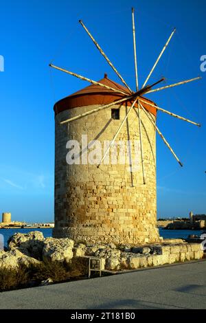 Blick auf die Windmühlen von Rhodos bei Sonnenuntergang, Alte Stadt Rhodos, Rhodos, Dodekanes, griechische Inseln, Griechenland Stockfoto