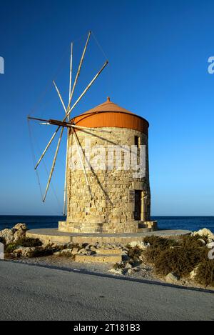 Blick auf die Windmühlen von Rhodos bei Sonnenuntergang, Alte Stadt Rhodos, Rhodos, Dodekanes, griechische Inseln, Griechenland Stockfoto