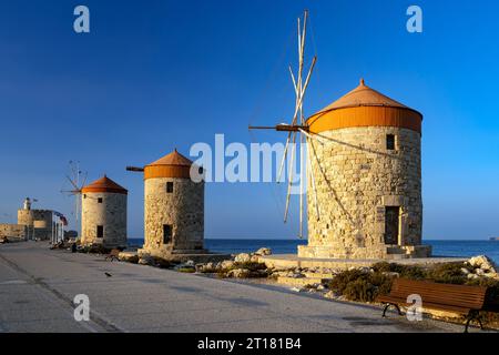 Blick auf die Windmühlen von Rhodos bei Sonnenuntergang, Alte Stadt Rhodos, Rhodos, Dodekanes, griechische Inseln, Griechenland Stockfoto