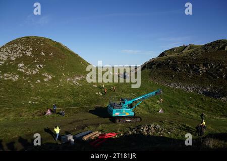 Die Arbeiten beginnen mit der Entfernung des umgeschlagenen Sycamore Gap Baumes an der Hadrian's Wall in Northumberland. Bilddatum: Donnerstag, 12. Oktober 2023. Stockfoto