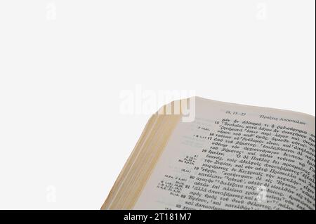 Seite des griechischen neuen Testaments, das Buch der Apostelgeschichte, isoliert auf weiß Stockfoto