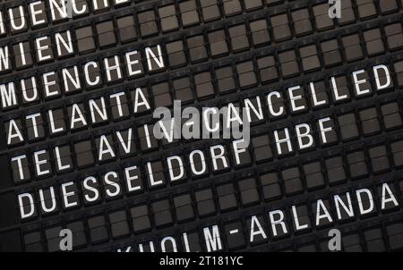 12. Oktober 2023, Hessen, Frankfurt/Main: Die Anzeige am Frankfurter Flughafen zeigt, dass ein Flug nach Tel Aviv storniert wurde. Am Nachmittag werden hier zwei Lufthansa-Flugzeuge mit Evakuierten aus Israel erwartet. Foto: Boris Roessler/dpa Stockfoto