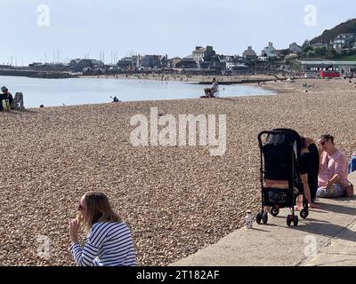 Lyme Regis, Dorset, Großbritannien. Oktober 2023. Es war heute ein wunderschöner sonniger Tag in Lyme Regis in Dorset. Später in der Woche regnet es. Kredit: Maureen McLean/Alamy Stockfoto