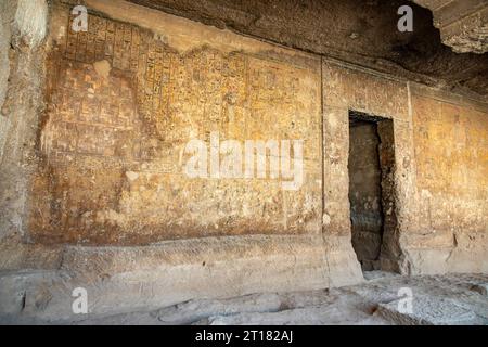 Die in Felsen gehauene Kapelle der Königin Hatschepsut „Speos Artemidos“, bekannt als Stabl Antar, Mittelägypten. Stockfoto