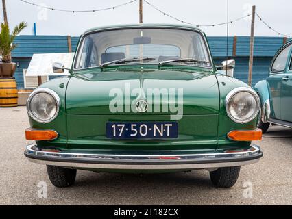 Scheveningen, Niederlande, 14.05.2023, Vorderansicht des Retro-Volkswagen 1600 Fastback von 1970 auf der Aircooler Oldtimer-Ausstellung Stockfoto