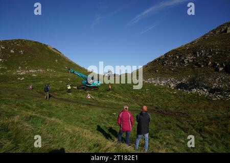 Die Arbeiten beginnen mit der Entfernung des umgeschlagenen Sycamore Gap Baumes an der Hadrian's Wall in Northumberland. Bilddatum: Donnerstag, 12. Oktober 2023. Stockfoto