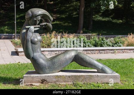 Kaunas, Litauen, 16. AUGUST 2023. Statue einer Frau mit Flöte Stockfoto