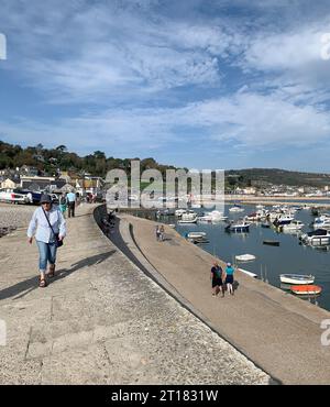 Lyme Regis, Dorset, Großbritannien. Oktober 2023. Es war heute ein wunderschöner sonniger Tag in Lyme Regis in Dorset. Später in der Woche regnet es. Kredit: Maureen McLean/Alamy Stockfoto