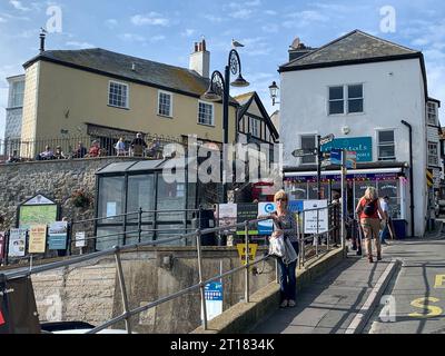 Lyme Regis, Dorset, Großbritannien. Oktober 2023. Es war heute ein wunderschöner sonniger Tag in Lyme Regis in Dorset. Später in der Woche regnet es. Kredit: Maureen McLean/Alamy Stockfoto