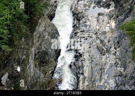 Nahaufnahme eines Teils der Quechee Gorge, Quechee State Park, mit Blick von der U.S. Route 4 Brücke. Stockfoto