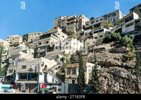 Ein Blick auf die dicht bebauten Häuser auf einem Hügel in einer typischen arabischen Stadt im Nahen Osten. Stockfoto