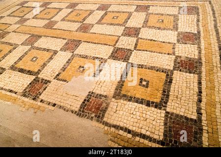 Antike byzantinische Naturstein Fliesen Mosaiken mit mit geometrischen Mustern, Berg Nebo, Jordanien, Naher Osten. Stockfoto