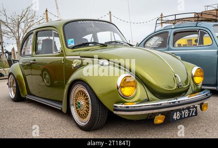 Scheveningen, Niederlande, 14.05.2023, glänzender Oldtimer Volkswagen Beetle von 1974 auf der Aircooler Oldtimer-Messe Stockfoto