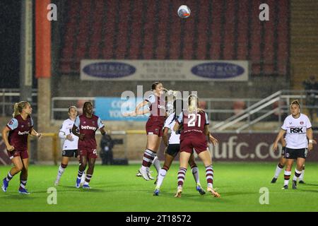 London, Großbritannien. 11. Oktober 2023. Action während des Conti Cup zwischen West Ham und Charlton im Chigwell Construction Stadium. Stockfoto