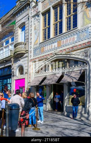 Personen oder Touristen stehen sich im Außenbereich des Buchhandels Lello oder Livraria Lello & Irmão an. Die Architektur des berühmten Gebäudes ist eine große Tour Stockfoto