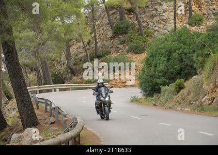 Motorradfahrer, Bergstrecke, MA-10, Sierra de Tramontana, Mallorca, Spanien Stockfoto