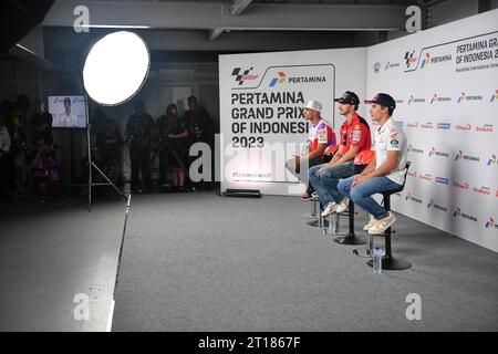 LOMBOK INDONESIA, 12. Oktober 2023.Pertamina Grand Prix von Indonesien, Mandalika International Circuit. Von links nach rechts abgebildet: Ducati-Fahrer Jorge Martin aus Spanien, Prima Pramac Racing, Italiener Francesco Bagnaia vom Ducati Lenovo Team, Spanier Marc Marquez, Repsol Honda Team während der Pressekonferenz am Freitag bei der indonesischen MotoGP. Quelle: Karl Phillipson/Alamy Live News Stockfoto