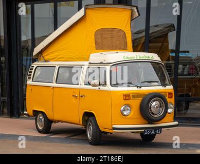 Scheveningen, Niederlande, 14.05.2023, Classic orange Volkswagen Wohnmobil von 1976 mit erhöhtem Dachzelt auf der Aircooler Oldtimer-Messe Stockfoto