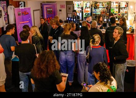 London, Großbritannien. Oktober 2023. Gäste kommen zum Tag des Mädchens in der Bush Hall während des war Child Day in London, Großbritannien. Quelle: LFP/Alamy Live News Stockfoto