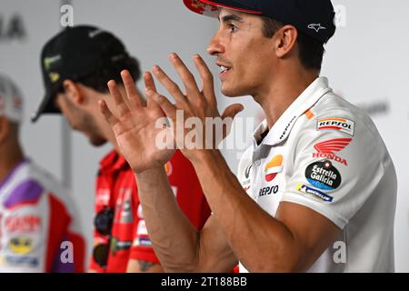 LOMBOK INDONESIA, 12. Oktober 2023.Pertamina Grand Prix von Indonesien, Mandalika International Circuit. Der spanische Marc Marquez, Repsol Honda Team, gibt bekannt, dass er Repsol Honda 2024 während der Pressekonferenz auf der indonesischen MotoGP für Ducati Gresini Racing verlassen wird. Quelle: Karl Phillipson/Alamy Live News Stockfoto