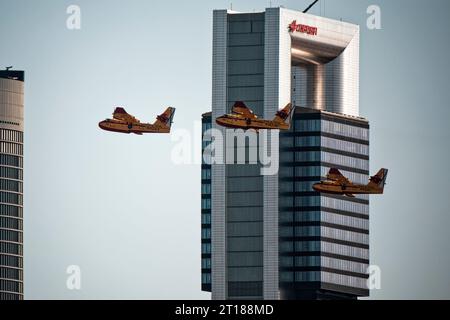 Four Towers Business Area, Madrid, Spanien. Oktober 2023. Parade der Streitkräfte zum Nationalfeiertag Spaniens. Einige Bilder der spanischen Luftwaffe über dem Geschäftsviertel der vier Türme. Quelle: EnriquePSans/Alamy Live News Stockfoto