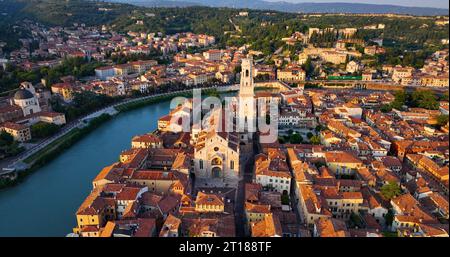 Luftaufnahme des Duomo di Verona, der Cattedrale di Santa Maria Matricolare, der Skyline der Stadt, des historischen Stadtzentrums, der roten Ziegeldächer, Italien Stockfoto