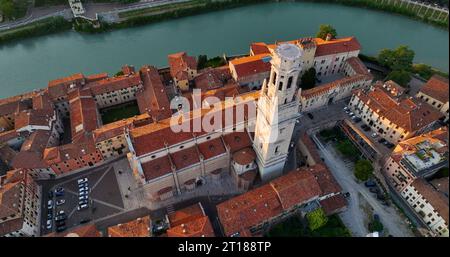 Luftaufnahme des Duomo di Verona, der Cattedrale di Santa Maria Matricolare, der Skyline der Stadt, des historischen Stadtzentrums, der roten Ziegeldächer, Italien Stockfoto