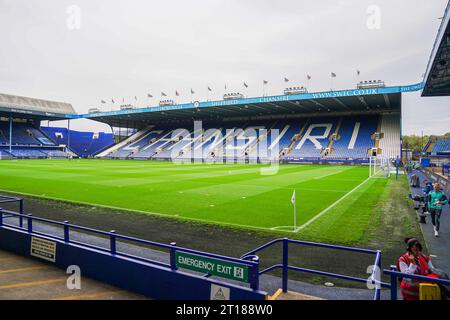 Blick auf das Hillsborough Stadium, die Nordtribüne, Chansiri schrieb in den Sitzen, vor dem Sheffield Wednesday FC gegen Huddersfield Town FC SKY BET EFL Championship Match im Hillsborough Stadium, Sheffield, Vereinigtes Königreich am 7. Oktober 2023 Stockfoto