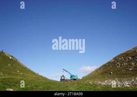 Die Arbeiten beginnen mit der Entfernung des umgeschlagenen Sycamore Gap Baumes an der Hadrian's Wall in Northumberland. Bilddatum: Donnerstag, 12. Oktober 2023. Stockfoto