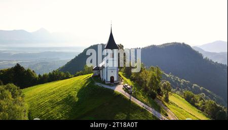 Kirche St. Primoz und Felicijan am sonnigen Tag, Julianische Alpen, Jamnik, Slowenien Stockfoto