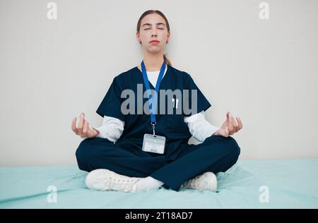 Frau, Krankenschwester und Meditieren, um im Krankenhaus zu entspannen, Heilung und Pause von der Arbeit, Yoga und Ruhe für die psychische Gesundheit. Arzt, Ruhe und Wohlbefinden Stockfoto