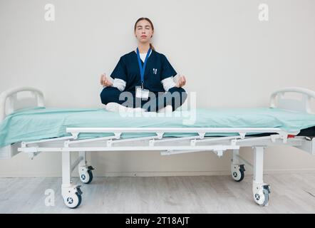 Doktor, Frau und Meditieren, um im Krankenhaus zu entspannen, Heilung und Pause von der Arbeit, Yoga und Ruhe für die psychische Gesundheit. Arzt, Frieden und Stockfoto