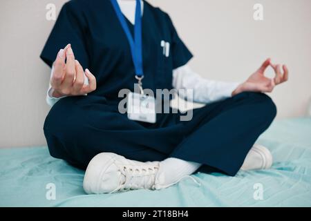 Doktor, Yoga und Meditieren, um im Krankenhaus zu entspannen, Heilung und Pause von der Arbeit, Nahaufnahme in Ruhe für die psychische Gesundheit. Arzt, Frieden und Hände Stockfoto