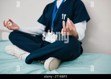 Doktor, Heilung und Meditieren, um sich im Krankenhaus zu entspannen, Yoga und Pause von der Arbeit, Nahaufnahme in Ruhe für die psychische Gesundheit. Arzt, Frieden und Stockfoto