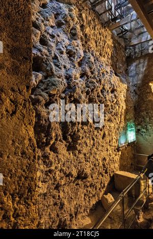 Jerusalem, Israel - 13. Oktober 2017: Unterirdischer Tunnel der Westmauer mit Höhlensynagoge und Eingang zum Tempelberg entlang der Mauern in der Altstadt Stockfoto