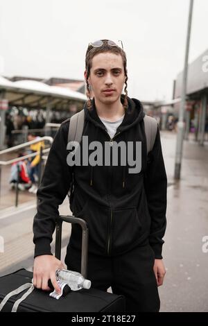 Isaac Lowy, der an Bord des Fluges LY311 von Tel Aviv war, der am Flughafen Luton landete. Bilddatum: Donnerstag, 12. Oktober 2023. Stockfoto